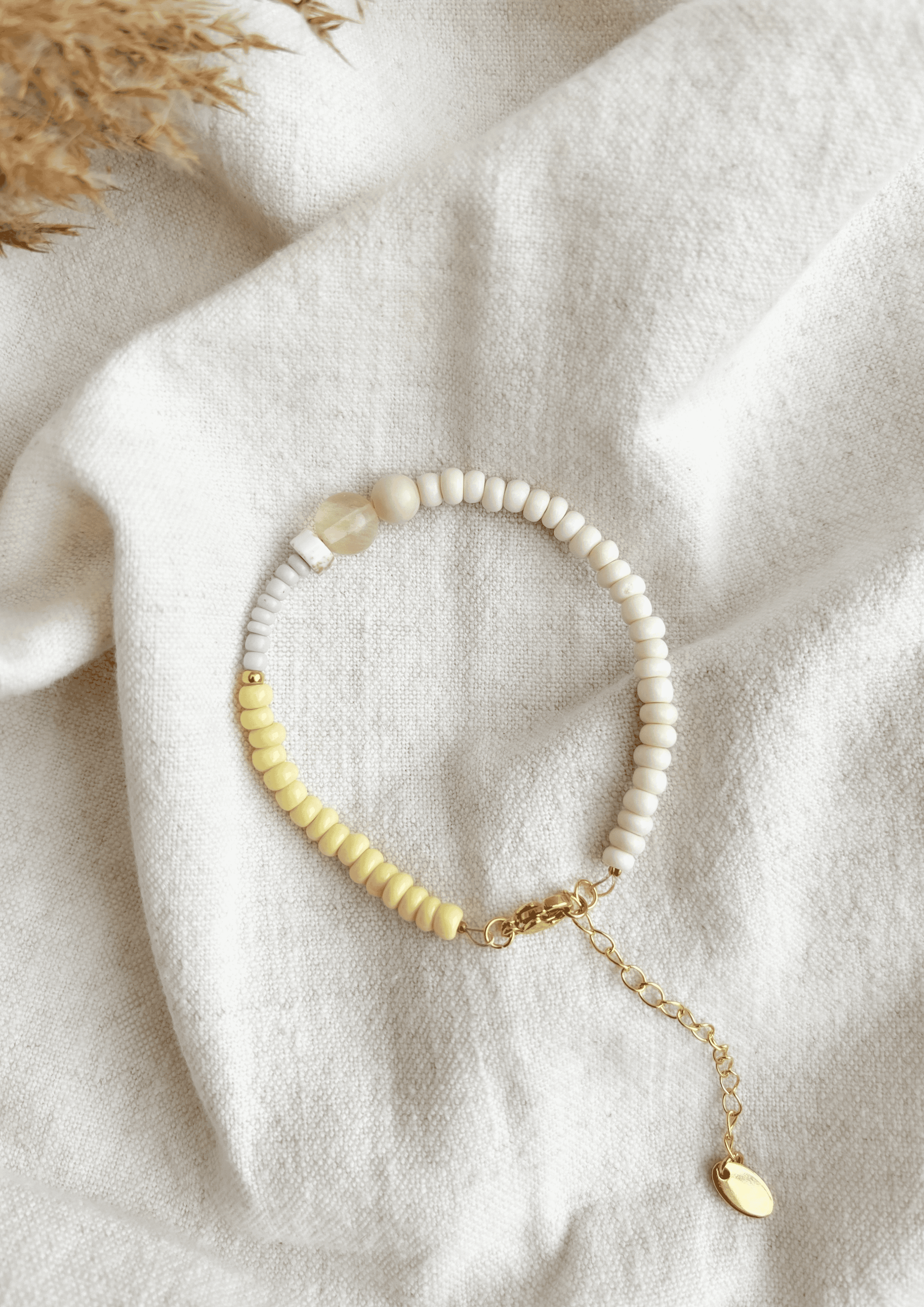 Perlenarmband ''Celia'' | butter yellow/light blue | Allerliebst - Bild 4