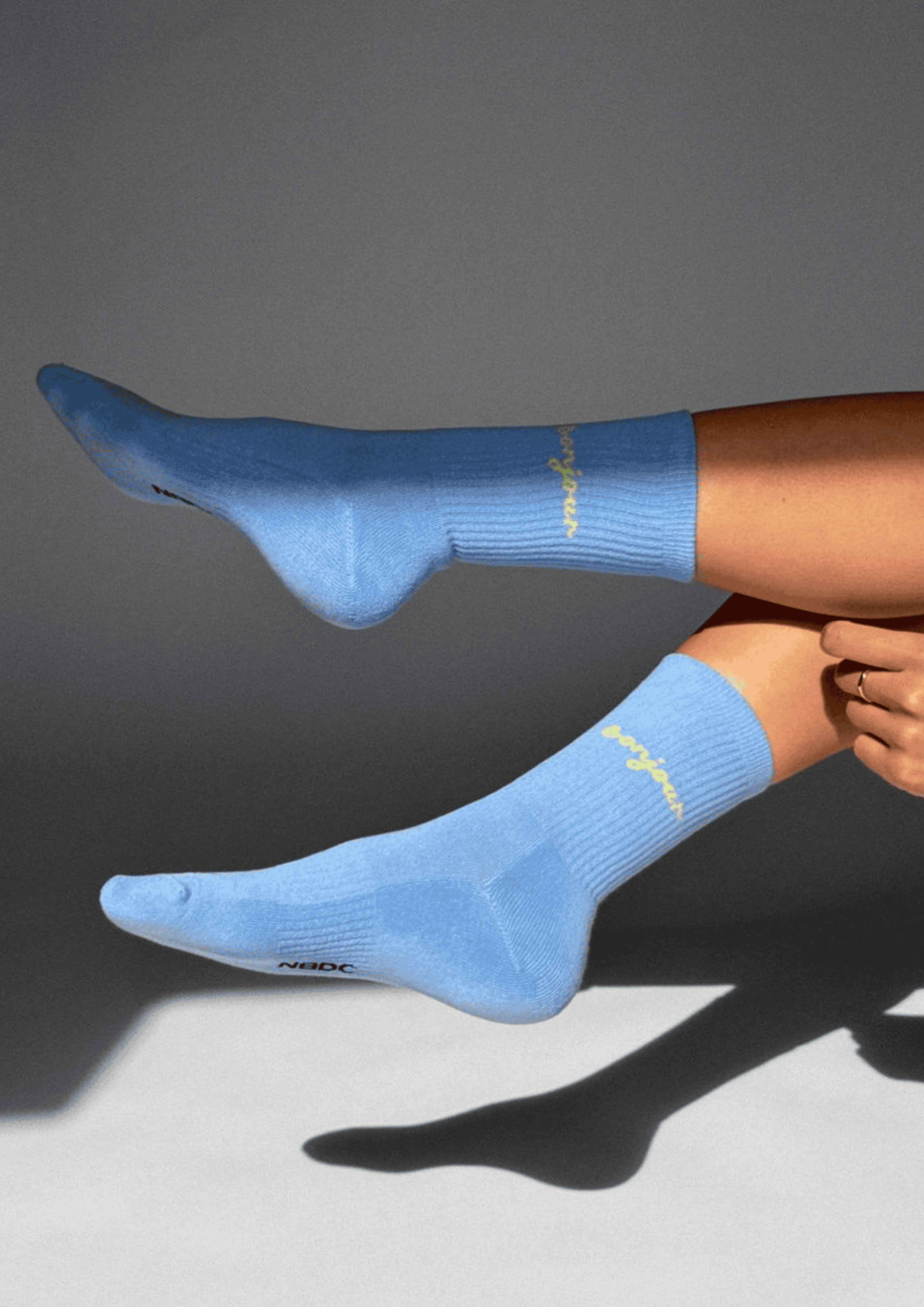 Statement Socken ''Bonjour'' | Größe 39-42 | hellblau/gelb | NO BAD DAYS CLUB - Bild 4