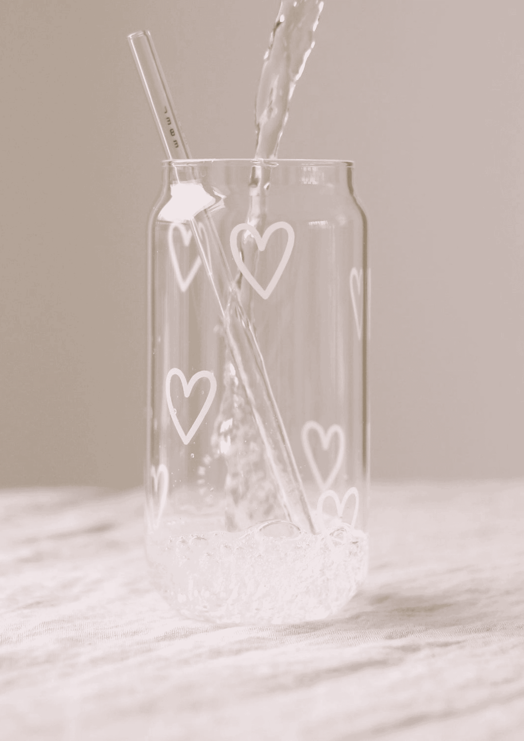 Hohes Trinkglas ''Hearts'' | transparent/weiß | EULENSCHNITT - Bild 3