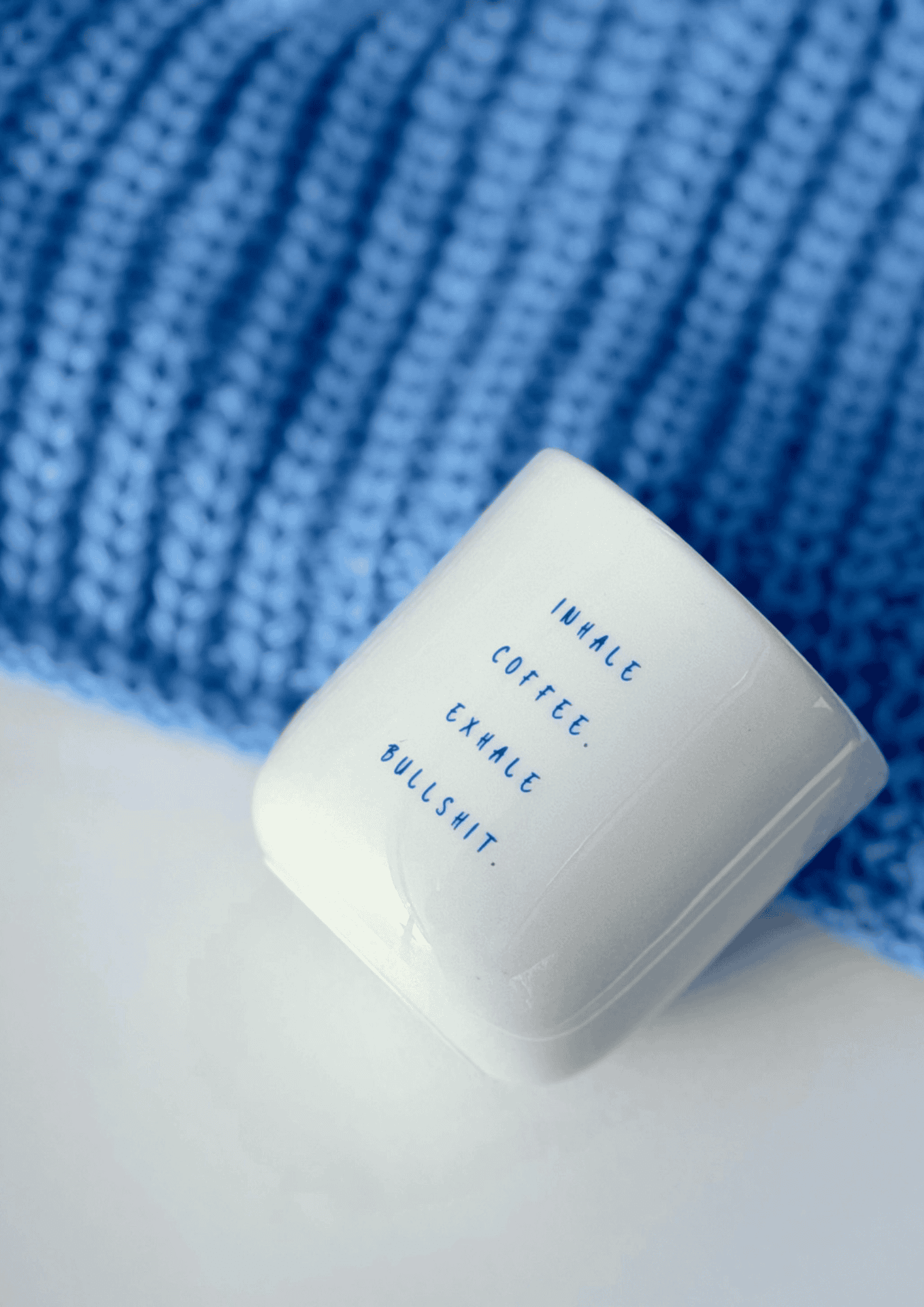 Porzellanbecher ''Inhale Coffee'' | weiß/blau | Goldscherben