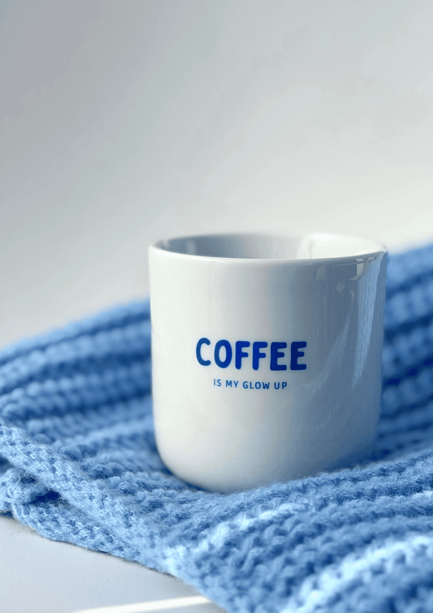 Porzellanbecher ''Coffee Glow Up'' | weiß/blau | Goldscherben